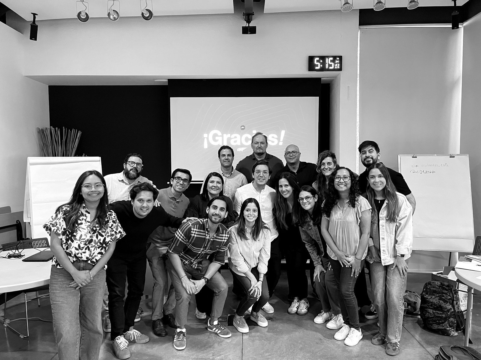 Foto grupal al cierre de un workshop