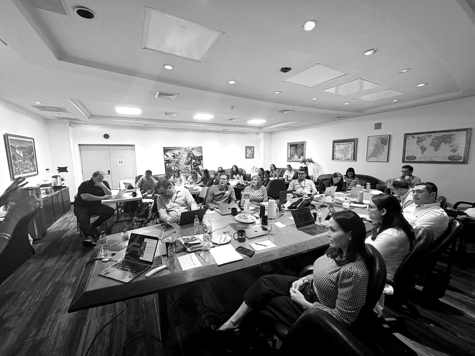 Salón de trabajo con equipos en mesas