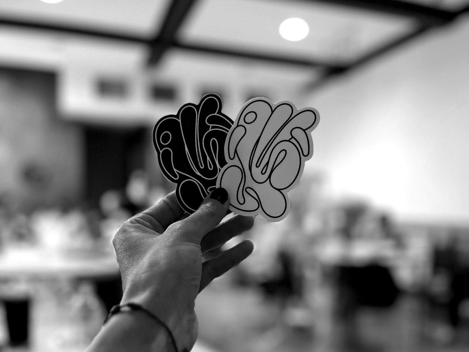 Stickers de un workshop en la mano de una participante